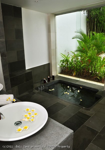 Villa for sale 5 bedroom freehold house tennis court Jacuzzi 2500m2