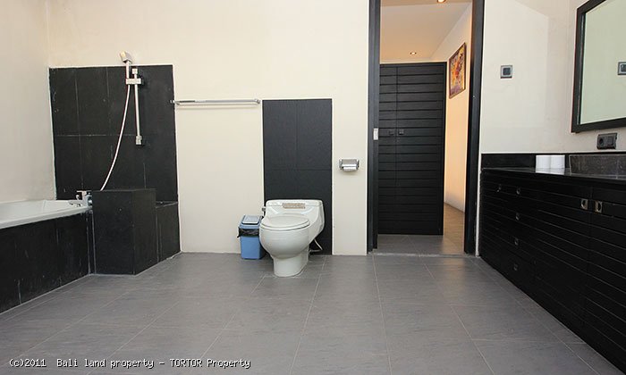 Three villa resort for sale Bali Seminyak 900m2 total 7 bedrooms