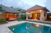 Luxury 4 bedroom villa for sale Seminyak pool bar Jacuzzi: