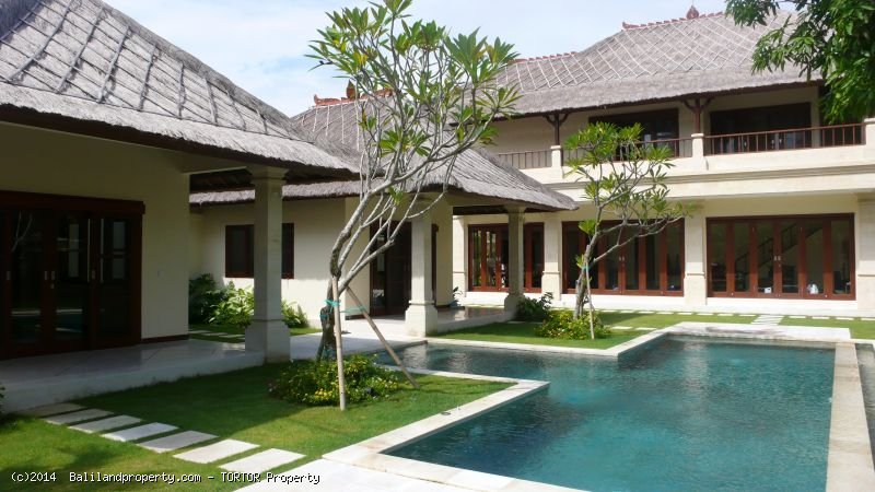 Profitable holiday villa 3.5 bedrooms t-shaped pool - $529,000