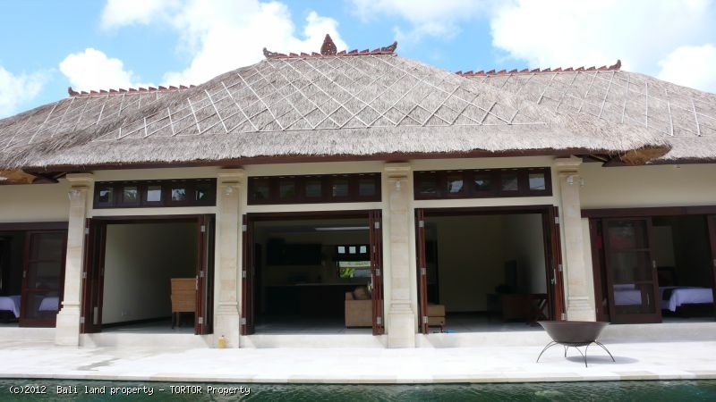 Tropical 4 bedroom villa for sale Seminyak pool bar