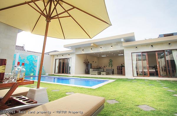 Three villa resort for sale Bali Seminyak 900m2 total 7 bedrooms