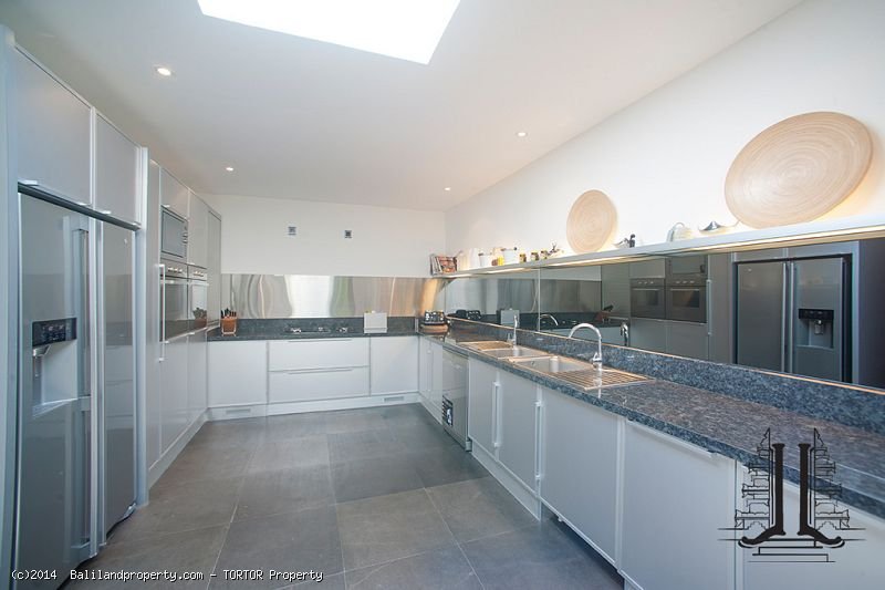 Expansive luxury 5 bedroom rental villa for sale