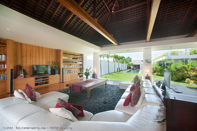 Expansive luxury 5 bedroom rental villa for sale