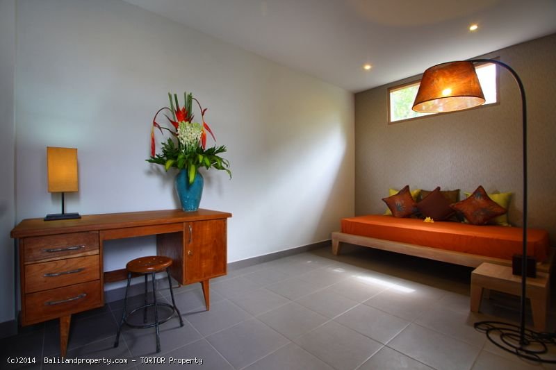 Tropical 3 bedroom furnished home with long leasehold