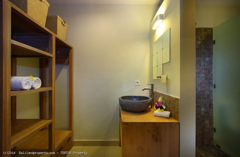 Tropical 3 bedroom furnished home with long leasehold