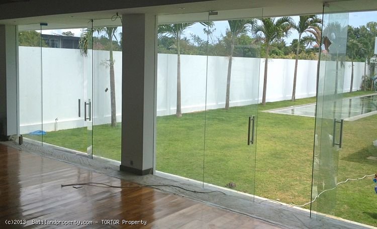 Expansive luxury 5 bedroom rental villa for sale