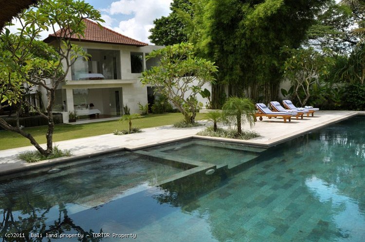 Villa for sale 5 bedroom freehold house tennis court Jacuzzi 2500m2 - $924,000