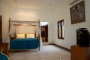 Seminyak villa for lease 2 bedrooms 700m2 land 15m pool near beach: