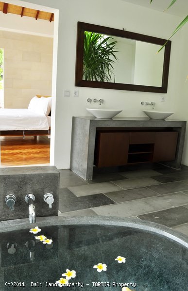 Villa for sale 5 bedroom freehold house tennis court Jacuzzi 2500m2