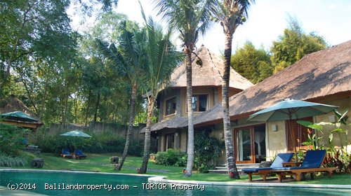 Large 2200m2 freehold 5 bedroom property with 4 buildings