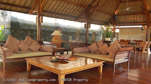 Large 2200m2 freehold 5 bedroom property with 4 buildings