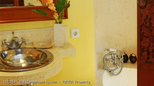 Large 2200m2 freehold 5 bedroom property with 4 buildings