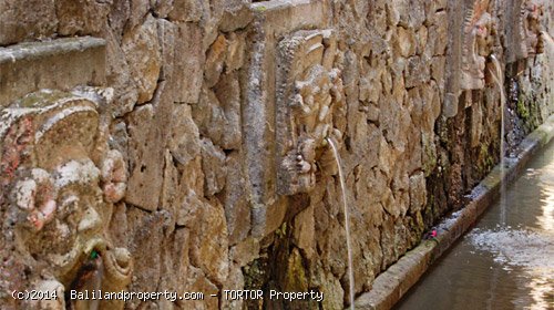 Large 2200m2 freehold 5 bedroom property with 4 buildings