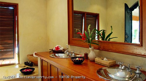 Large 2200m2 freehold 5 bedroom property with 4 buildings