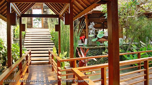 Large 2200m2 freehold 5 bedroom property with 4 buildings