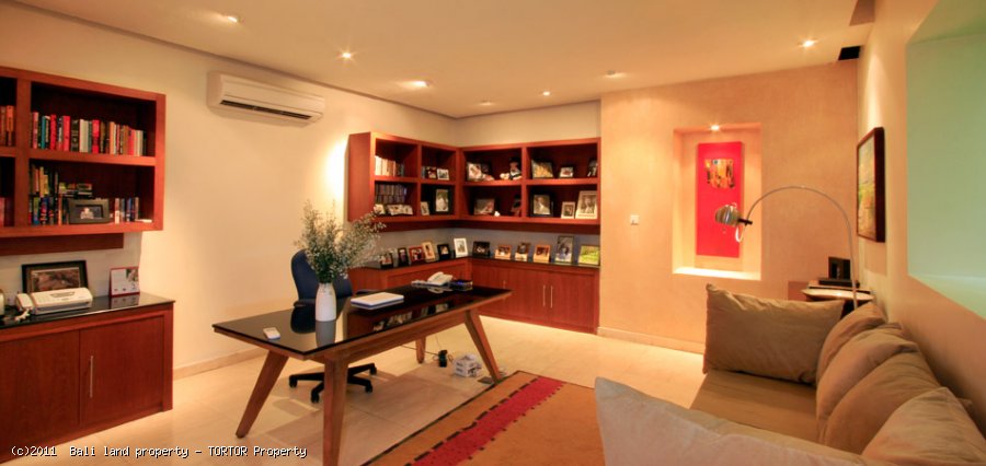 Amazing freehold beachfront 3 bedroom villa for sale in Bali