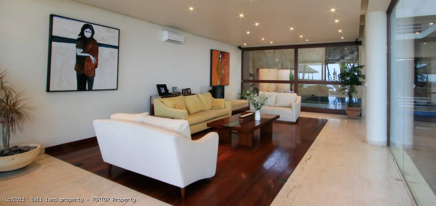 Amazing freehold beachfront 3 bedroom villa for sale in Bali