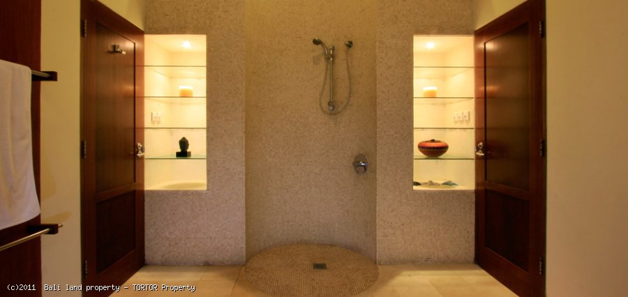 Amazing freehold beachfront 3 bedroom villa for sale in Bali