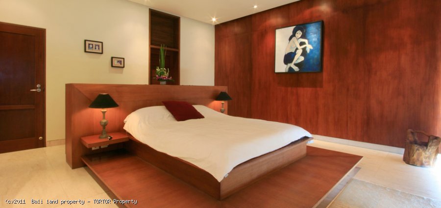 Amazing freehold beachfront 3 bedroom villa for sale in Bali