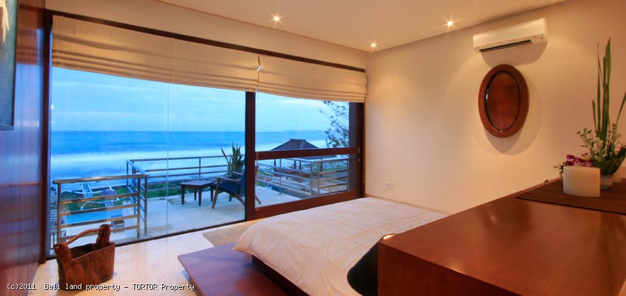 Amazing freehold beachfront 3 bedroom villa for sale in Bali