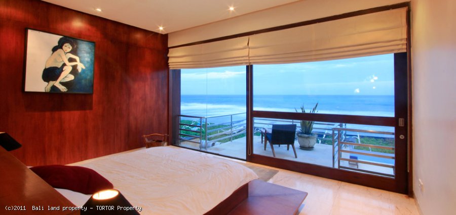 Amazing freehold beachfront 3 bedroom villa for sale in Bali