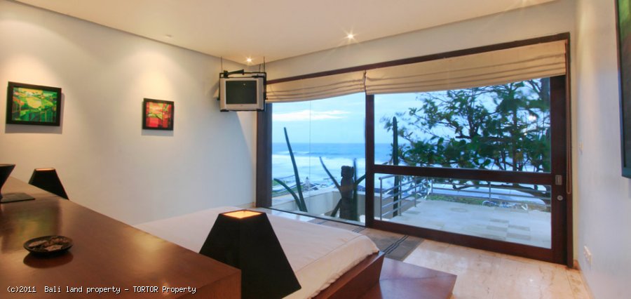 Amazing freehold beachfront 3 bedroom villa for sale in Bali
