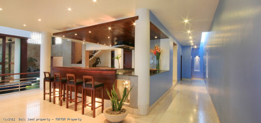 Amazing freehold beachfront 3 bedroom villa for sale in Bali