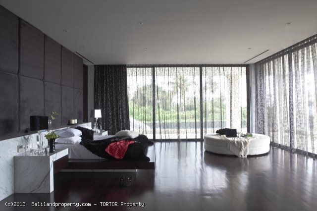 Exclusive freehold beachfront 6 suite villa estate