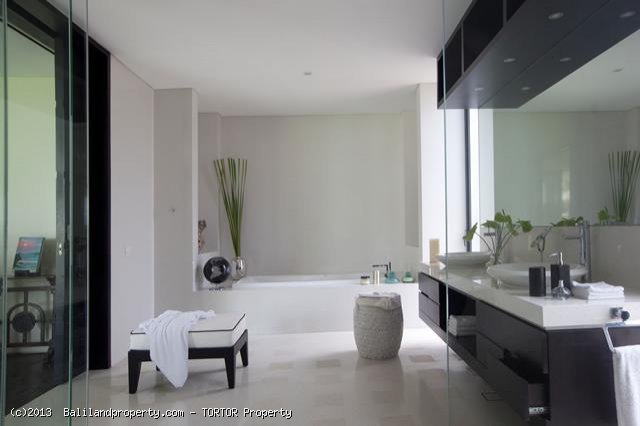 Exclusive freehold beachfront 6 suite villa estate