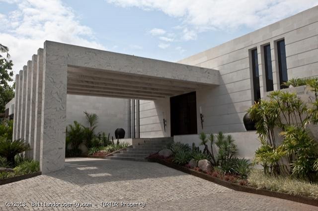 Exclusive freehold beachfront 6 suite villa estate