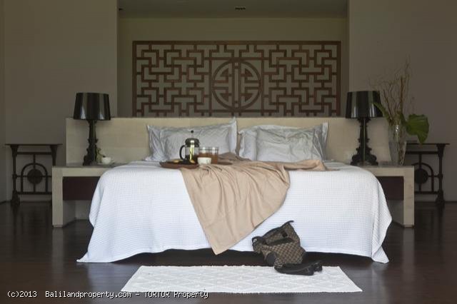 Exclusive freehold beachfront 6 suite villa estate