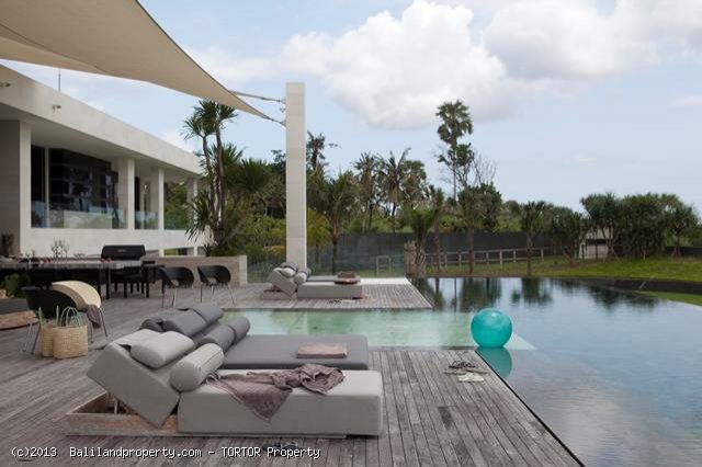 Exclusive freehold beachfront 6 suite villa estate