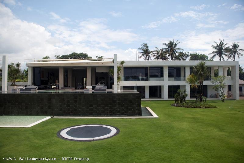 Exclusive freehold beachfront 6 suite villa estate