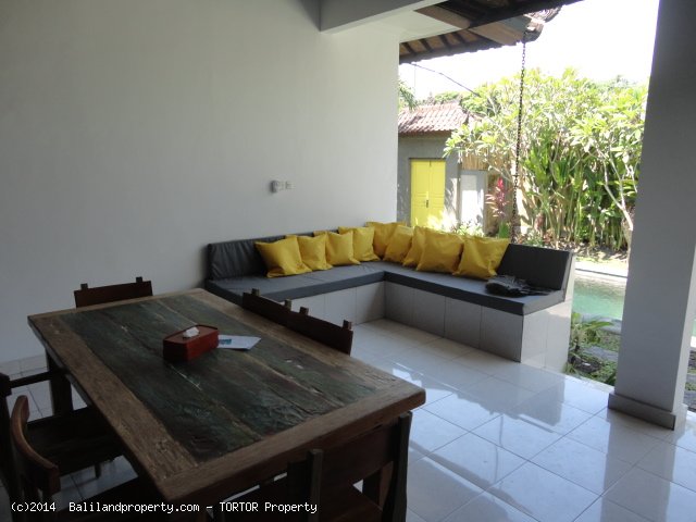 Three bedroom house with pool in great location