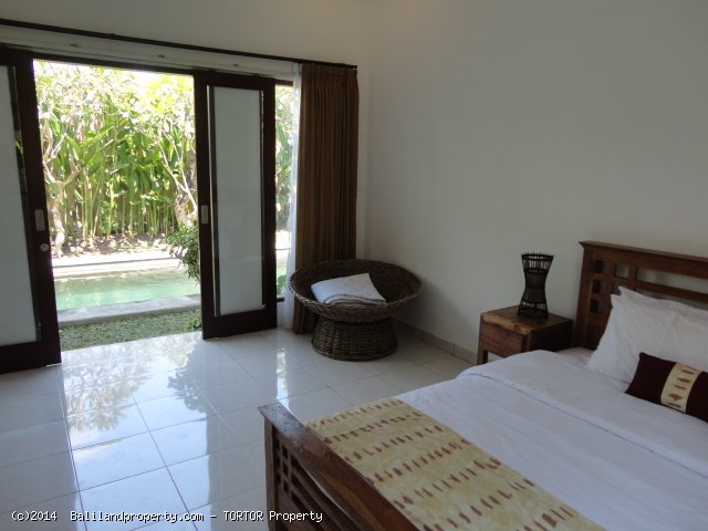 Three bedroom house with pool in great location