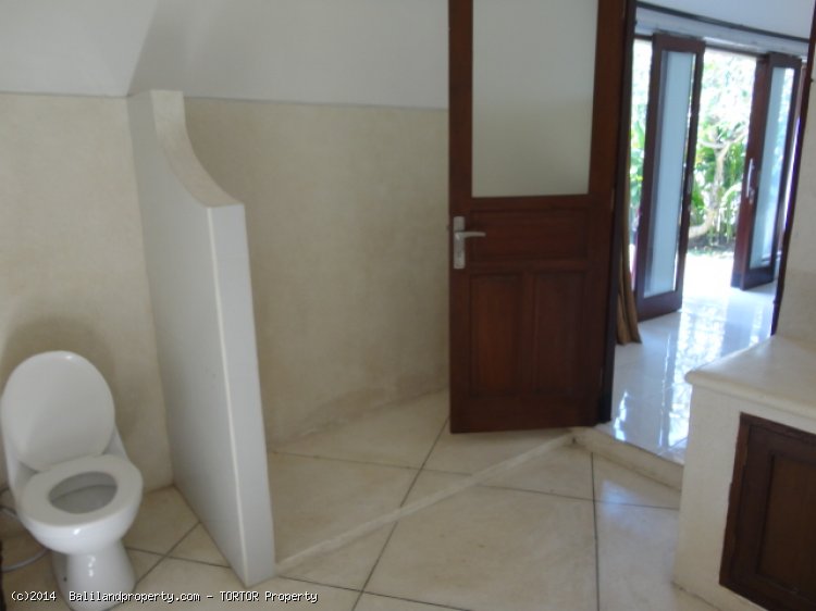 Three bedroom house with pool in great location