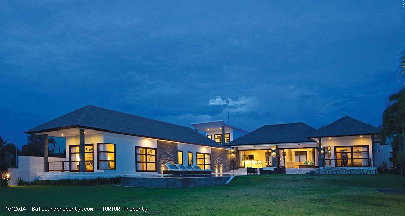 Luxury 4 bedroom villa residence living near Canggu Club