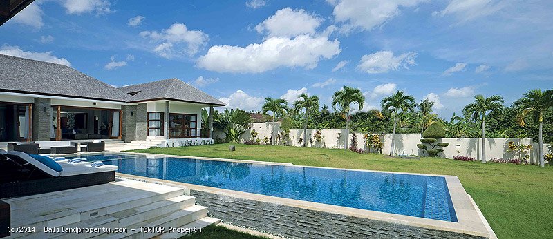 Luxury 4 bedroom villa residence living near Canggu Club