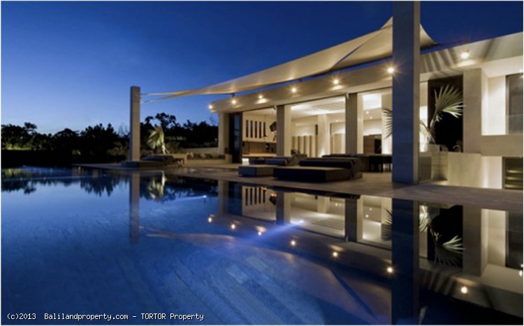 Exclusive freehold beachfront 6 suite villa estate