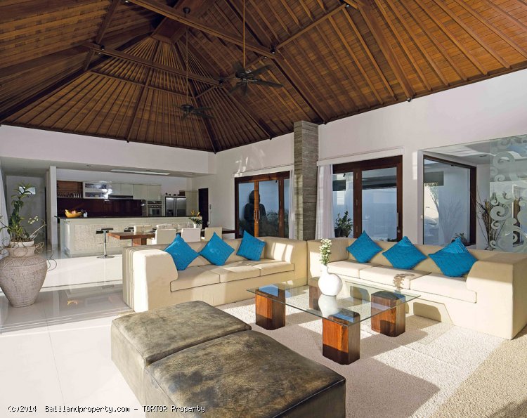 Luxury 4 bedroom villa residence living near Canggu Club