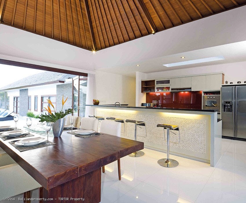 Luxury 4 bedroom villa residence living near Canggu Club