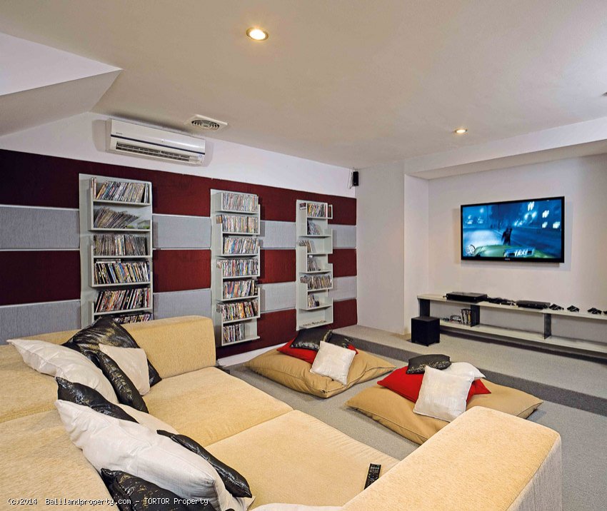 Luxury 4 bedroom villa residence living near Canggu Club