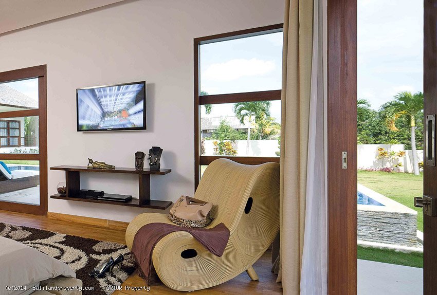 Luxury 4 bedroom villa residence living near Canggu Club