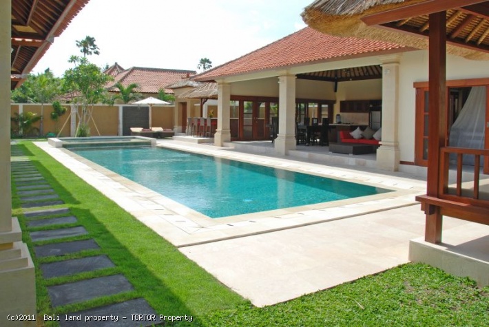 Luxury 4 bedroom villa for sale Seminyak pool bar Jacuzzi