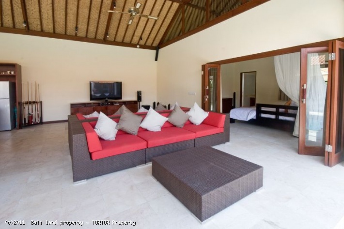 Luxury 4 bedroom villa for sale Seminyak pool bar Jacuzzi