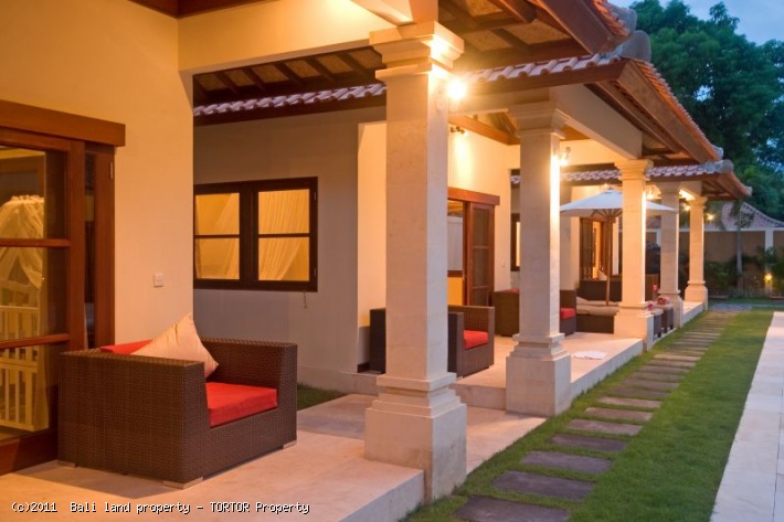 Luxury 4 bedroom villa for sale Seminyak pool bar Jacuzzi