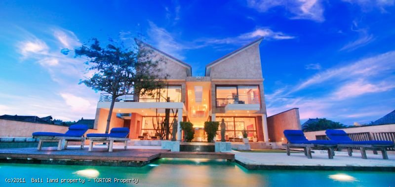 Amazing freehold beachfront 3 bedroom villa for sale in Bali - $1,275,000