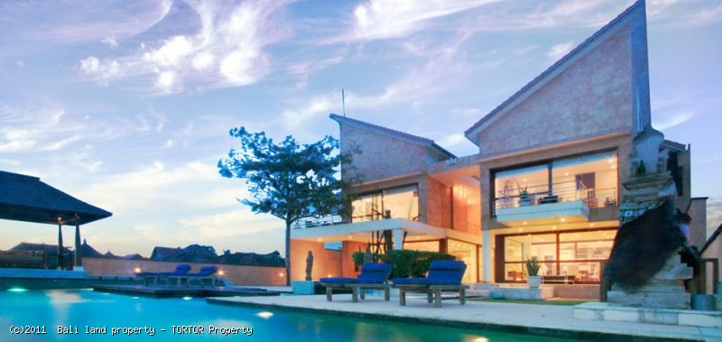 Amazing freehold beachfront 3 bedroom villa for sale in Bali