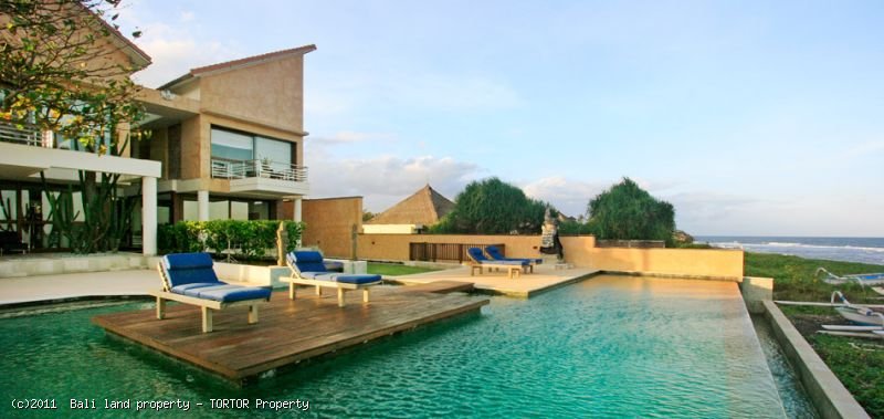 Amazing freehold beachfront 3 bedroom villa for sale in Bali